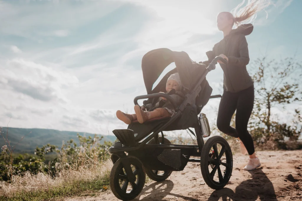 Sportkinderwagen der Marke trends for kids mit Mama, die joggt und den Kinderwagen schiebt